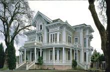 просто красивый фасад дома в викторианском стиле